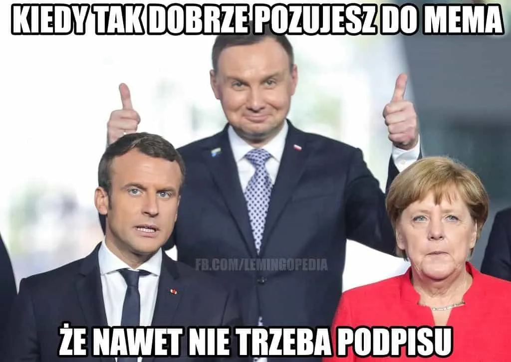 Mem z prezydentem pozującym z kciukami w górę za dwojgiem polityków