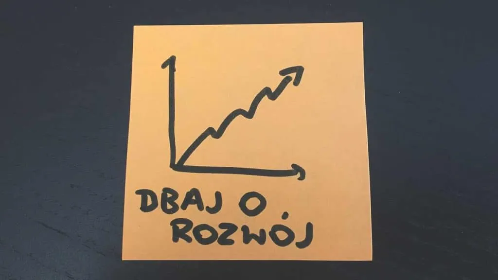 Pomarańczowa karteczka z rosnącym wykresem i napisem Dbaj o rozwój