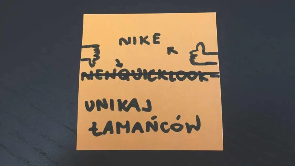 Karteczka z napisem Unikaj łamańców, przekreśloną trudną nazwą i kciukami przy Nike