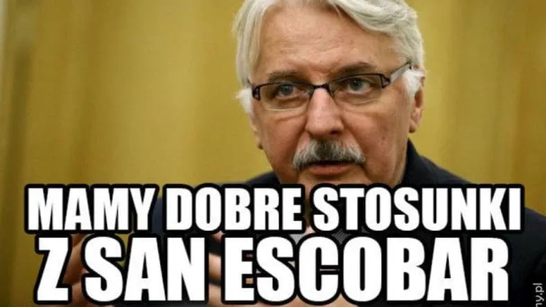 Mem z siwym mężczyzną w okularach i napisem Mamy dobre stosunki z San Escobar