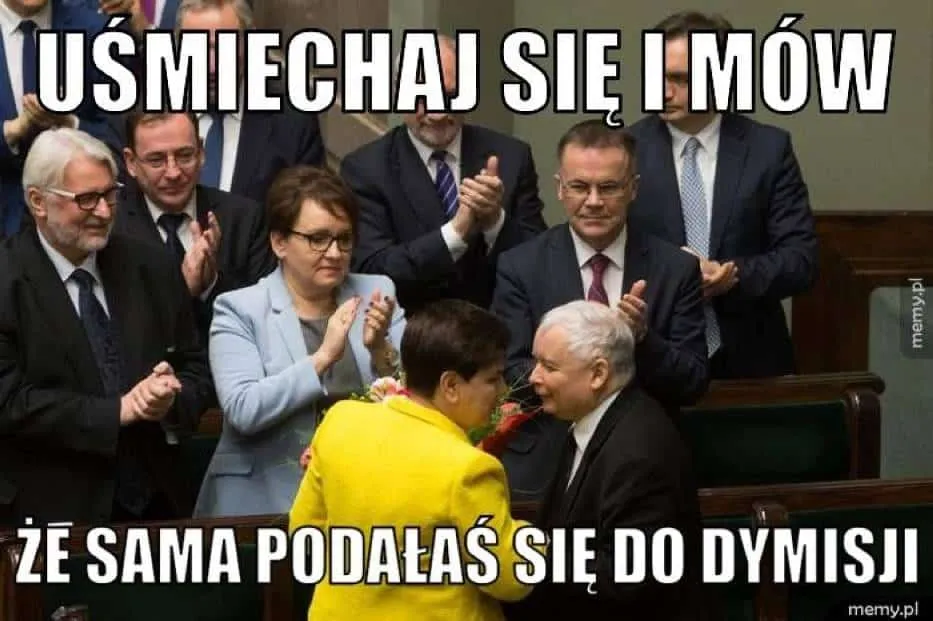 Mem o dymisji: Uśmiechaj się i mów, że sama podałaś się, żółty żakiet