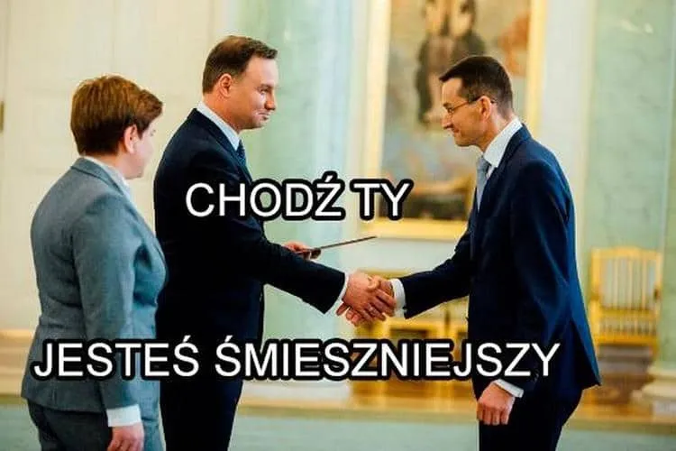 Mem z premierem, prezydentem i kobietą w szarym żakiecie, podpis Chodź ty, jesteś śmieszniejszy