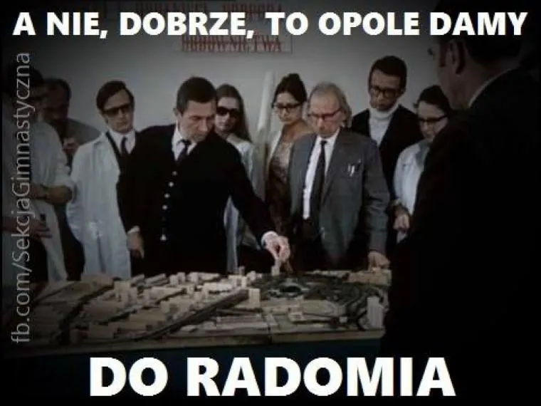 Kadr z filmu: mężczyzna przy makiecie miasta, podpis Opole damy do Radomia