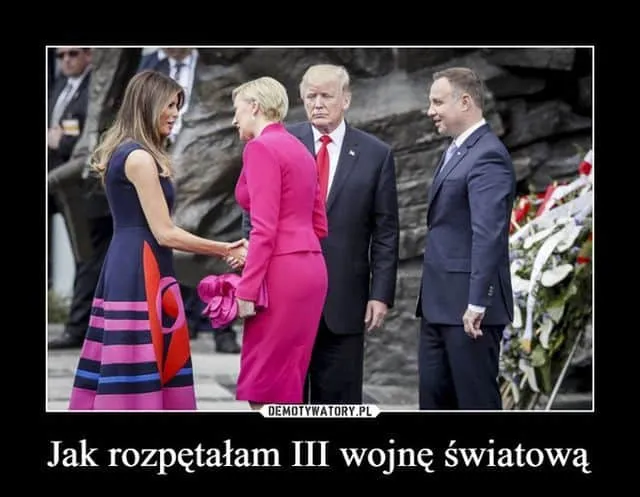 Demotywator z czwórką osób w oficjalnej sytuacji i podpisem Jak rozpętałam III wojnę światową